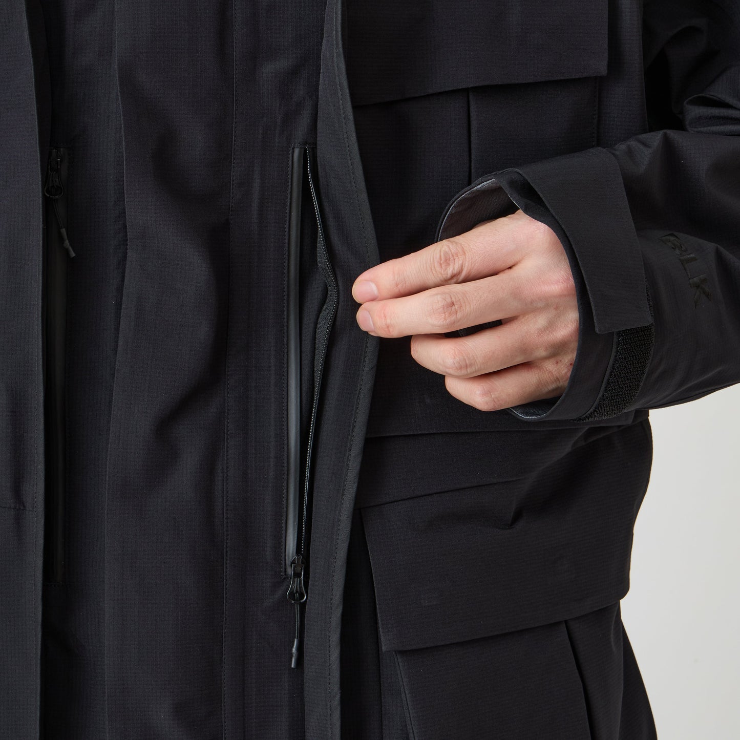 WHITE MOUNTAINEERING GORE-TEX LUGGAGE MOUNTAIN PARKA